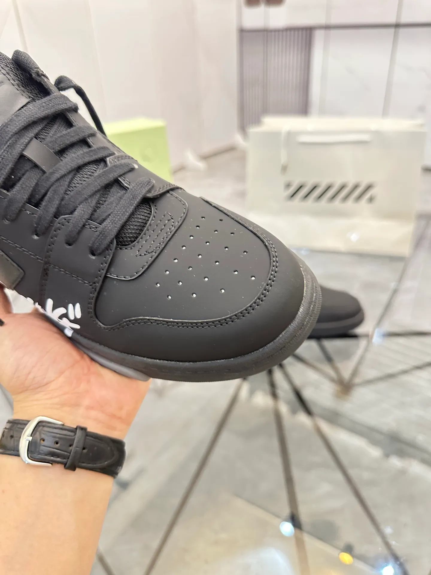 Selling men's shoes 💰: 💰P600¥ High-end top quality (leather buckle plus 10) Product trademark: OFF WHITE * "OFF WHITE*" low-top casual shoes Regular size: 35-45 (can be customized to 46) Couple style Product material: imported first-layer cowhide leather upper, breathable lining, original outsole. No.: H203